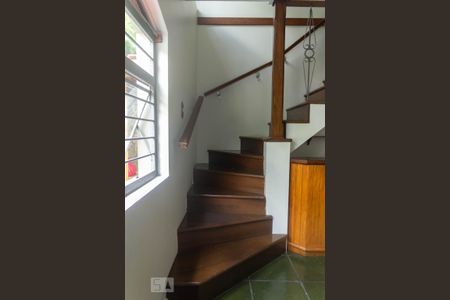 Casa à venda com 176m², 3 quartos e 4 vagasEscadas