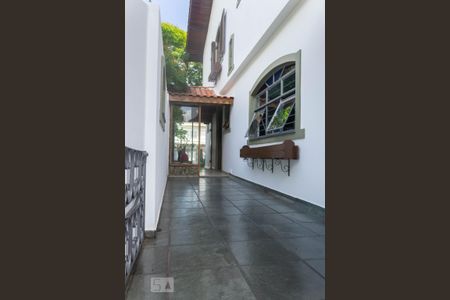 Casa à venda com 176m², 3 quartos e 4 vagasCorredor Lateral