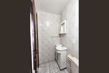 Banheiro de kitnet/studio para alugar com 1 quarto, 28m² em São José, Canoas