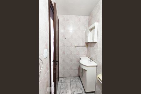 Banheiro de kitnet/studio para alugar com 1 quarto, 28m² em São José, Canoas