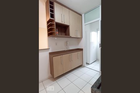 Cozinha de apartamento à venda com 2 quartos, 58m² em Jardim Tupanci, Barueri