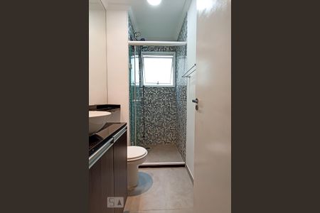 Banheiro social de apartamento à venda com 2 quartos, 58m² em Jardim Tupanci, Barueri