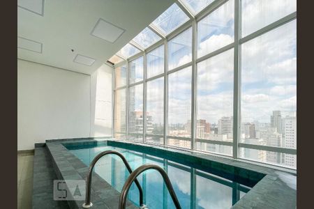 Studio para alugar com 27m², 1 quarto e 1 vaga Studio para alugar com 27m², 1 quarto e 1 vagaPiscina