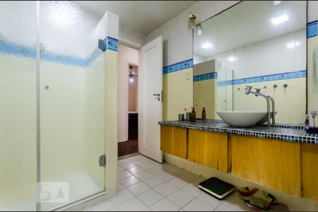 Banheiro de apartamento para alugar com 2 quartos, 96m² em Embaré, Santos