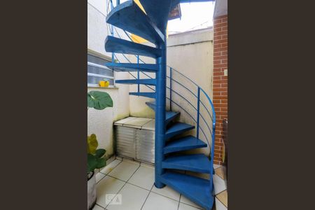 Casa à venda com 200m², 3 quartos e 2 vagas Casa à venda com 200m², 3 quartos e 2 vagasEscada