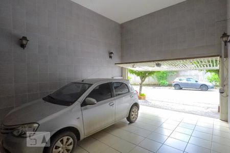 Garagem de casa à venda com 3 quartos, 200m² em Jardim Santa Emília, São Paulo