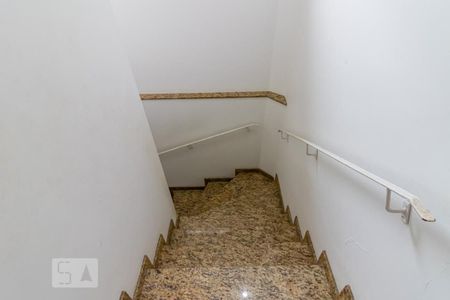 Casa à venda com 200m², 3 quartos e 2 vagasEscada para os quartos