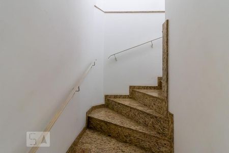 Casa à venda com 200m², 3 quartos e 2 vagasEscada para os quartos