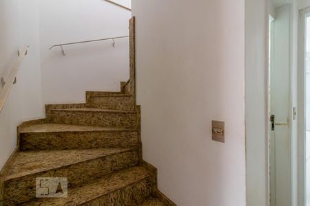 Escada para os quartos de casa para alugar com 3 quartos, 200m² em Vila Dom Pedro I, São Paulo