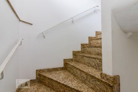 Casa à venda com 200m², 3 quartos e 2 vagasEscada para os quartos