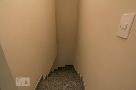 Casa de condomínio para alugar com 65m², 2 quartos e 1 vaga Casa de condomínio para alugar com 65m², 2 quartos e 1 vagaEscada