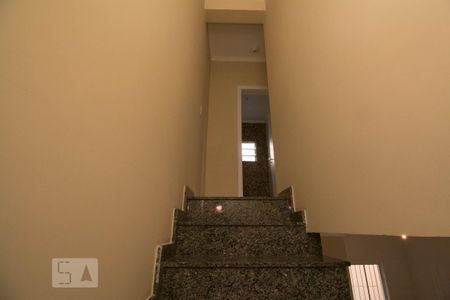 Escada de casa de condomínio para alugar com 2 quartos, 65m² em Vila Libanesa, São Paulo