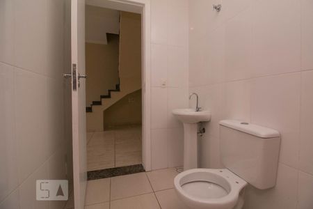 Banheiro de casa de condomínio para alugar com 2 quartos, 65m² em Vila Libanesa, São Paulo