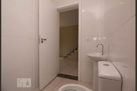Banheiro de casa de condomínio para alugar com 2 quartos, 65m² em Vila Libanesa, São Paulo