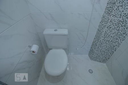 Banheiro de kitnet/studio para alugar com 1 quarto, 20m² em Vila do Encontro, São Paulo