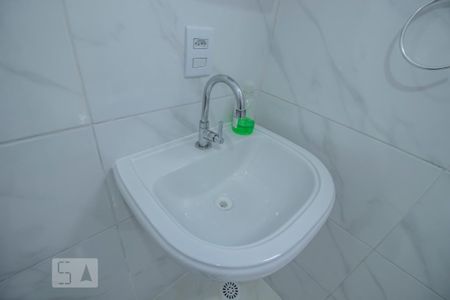 Banheiro de kitnet/studio para alugar com 1 quarto, 20m² em Vila do Encontro, São Paulo