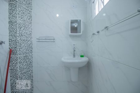 Banheiro de kitnet/studio para alugar com 1 quarto, 20m² em Vila do Encontro, São Paulo