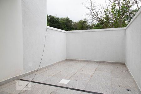 Casa para alugar com 75m², 2 quartos e 1 vagaÁrea de serviço / quintal