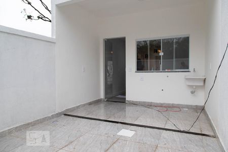 Casa para alugar com 75m², 2 quartos e 1 vagaÁrea de serviço / quintal