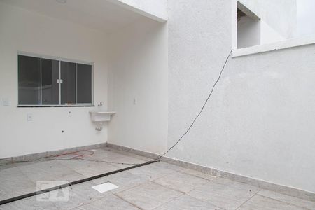 Casa para alugar com 75m², 2 quartos e 1 vagaÁrea de serviço / quintal