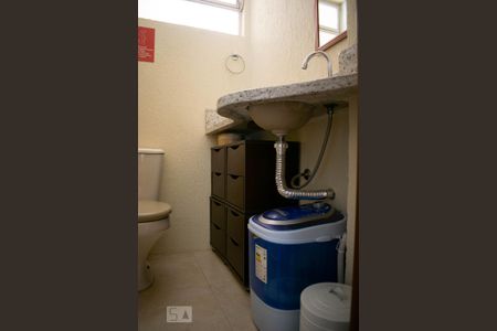 Banheiro de kitnet/studio para alugar com 1 quarto, 22m² em Centro Histórico, Porto Alegre