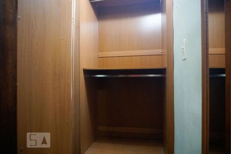 Casa à venda com 210m², 4 quartos e 2 vagas Casa à venda com 210m², 4 quartos e 2 vagasCasa 1 - Closet da Suíte