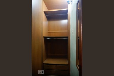 Casa à venda com 210m², 4 quartos e 2 vagas Casa à venda com 210m², 4 quartos e 2 vagasCasa 1 - Closet da Suíte