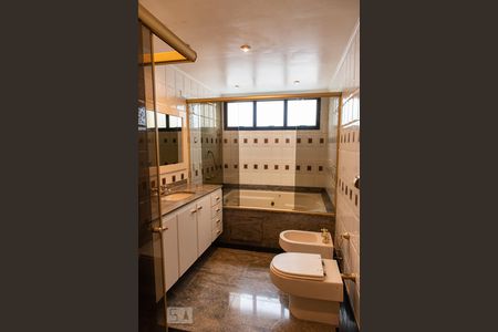 Apartamento à venda com 200m², 4 quartos e 4 vagasBanheiro da suíte 3