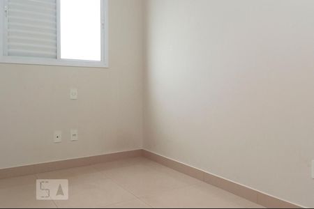 Quarto 1 de apartamento para alugar com 2 quartos, 60m² em Santa Mônica, Uberlândia