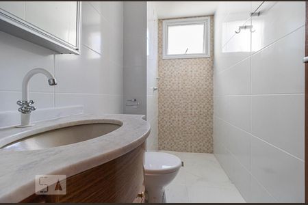 Banheiro de apartamento à venda com 1 quarto, 49m² em Vila Ipiranga, Porto Alegre