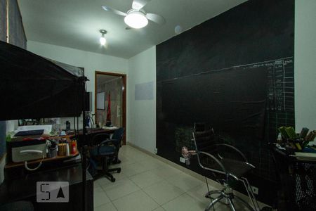 Casa à venda com 217m², 4 quartos e 4 vagasEscritório