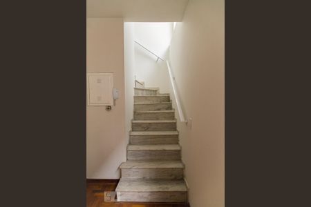 Casa para alugar com 200m², 4 quartos e 2 vagas Casa para alugar com 200m², 4 quartos e 2 vagasCorredor - Escada