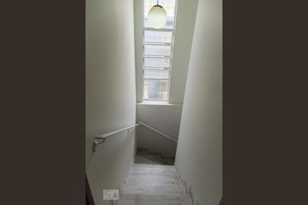 Casa para alugar com 200m², 4 quartos e 2 vagas Casa para alugar com 200m², 4 quartos e 2 vagasCorredor - Escada