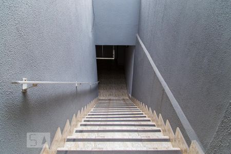 Casa para alugar com 200m², 4 quartos e 2 vagas Casa para alugar com 200m², 4 quartos e 2 vagasCorredor externo - Escada