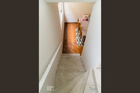 Casa para alugar com 200m², 4 quartos e 2 vagas Casa para alugar com 200m², 4 quartos e 2 vagasCorredor - Escada
