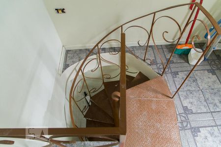 Casa para alugar com 200m², 4 quartos e 2 vagas Casa para alugar com 200m², 4 quartos e 2 vagasEscada da edícula