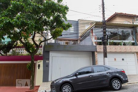 Casa para alugar com 200m², 4 quartos e 2 vagas Casa para alugar com 200m², 4 quartos e 2 vagasFachada