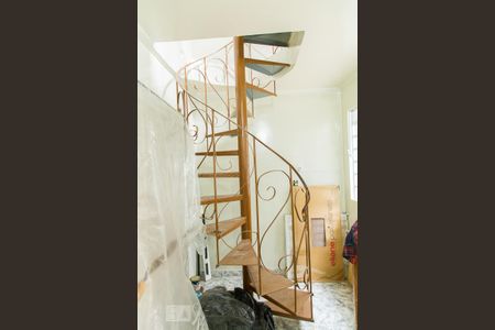 Casa para alugar com 200m², 4 quartos e 2 vagas Casa para alugar com 200m², 4 quartos e 2 vagasEscada da edícula