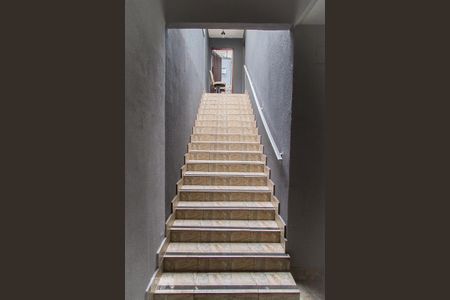 Casa para alugar com 200m², 4 quartos e 2 vagas Casa para alugar com 200m², 4 quartos e 2 vagasCorredor externo - Escada