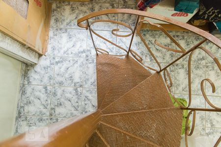 Casa para alugar com 200m², 4 quartos e 2 vagas Casa para alugar com 200m², 4 quartos e 2 vagasEscada da edícula