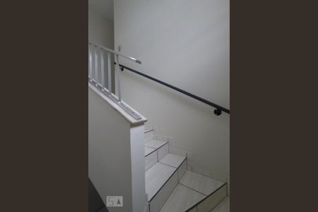 Casa à venda com 210m², 3 quartos e 2 vagas Casa à venda com 210m², 3 quartos e 2 vagasEscada