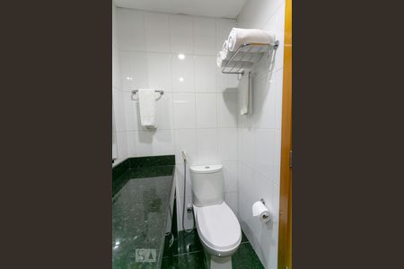 Banheiro de kitnet/studio à venda com 1 quarto, 35m² em Lourdes, Belo Horizonte