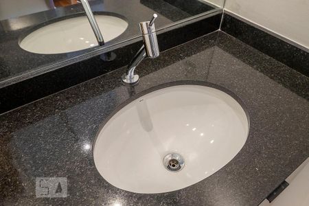 Banheiro de kitnet/studio para alugar com 1 quarto, 25m² em Cerqueira César, São Paulo