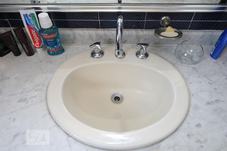 Casa à venda com 240m², 4 quartos e 2 vagasBanheiro 1