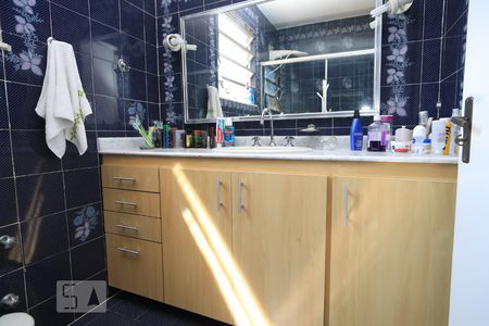 Casa à venda com 240m², 4 quartos e 2 vagasBanheiro 1