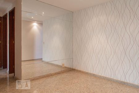 Sala - parede espelhada de apartamento para alugar com 3 quartos, 120m² em Recreio dos Bandeirantes, Rio de Janeiro
