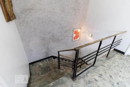 Casa à venda com 300m², 3 quartos e 2 vagasEscada