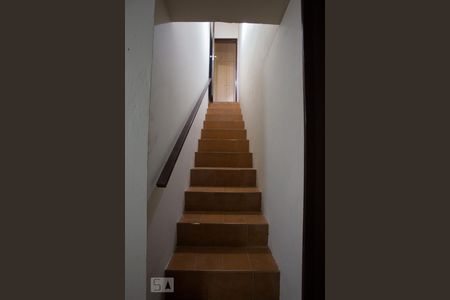 Casa para alugar com 350m², 4 quartos e 2 vagasPorão - escada de acesso