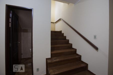 Hall da escada de casa para alugar com 4 quartos, 350m² em Jardim Macedo, Ribeirão Preto