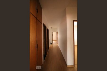 Casa à venda com 260m², 5 quartos e 4 vagas Casa à venda com 260m², 5 quartos e 4 vagasCorredor